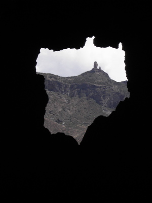 Fenster mit Blick auf den Roque Nublo